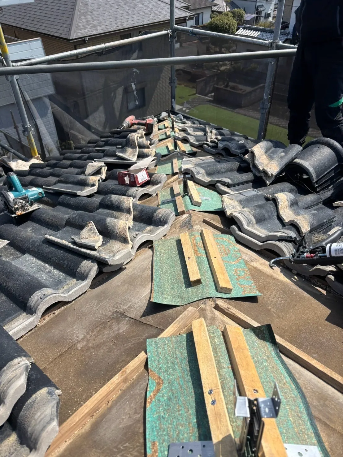 【竹田市の屋根改修】H様邸|棟瓦の強力棟への交換&吹付塗装で安心の仕上がり!