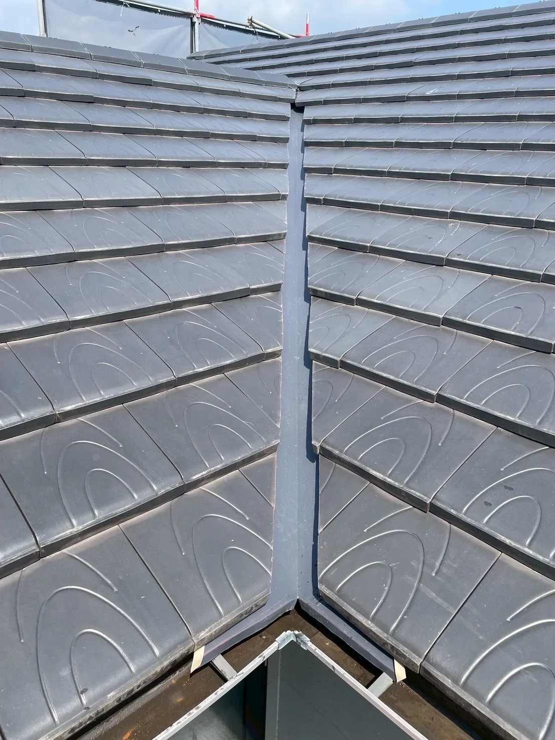 【由布市】谷板金からの雨漏りによる軒天下地の腐食｜補修と張替え工事で安心の住まいに