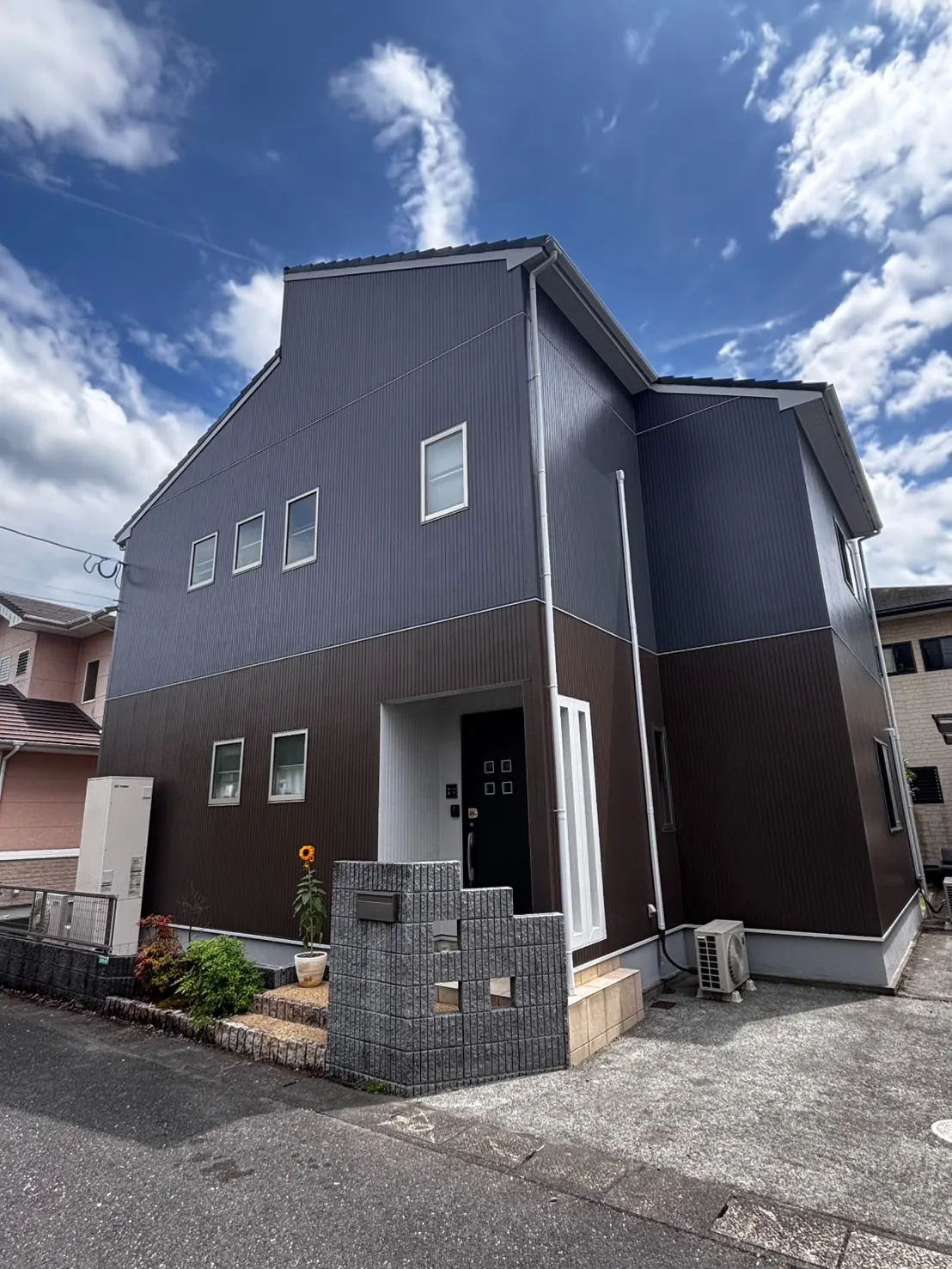 【由布市】2色のシックカラーで新築級に！外壁塗装リフォーム事例