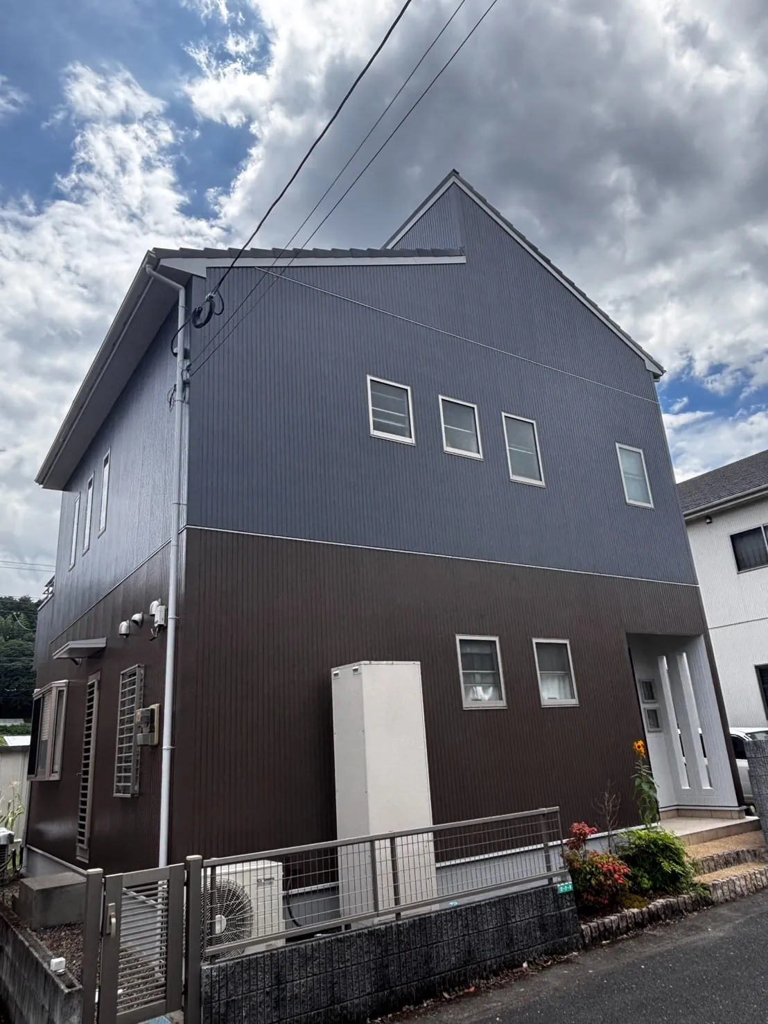 【由布市】2色のシックカラーで新築級に!外壁塗装リフォーム事例