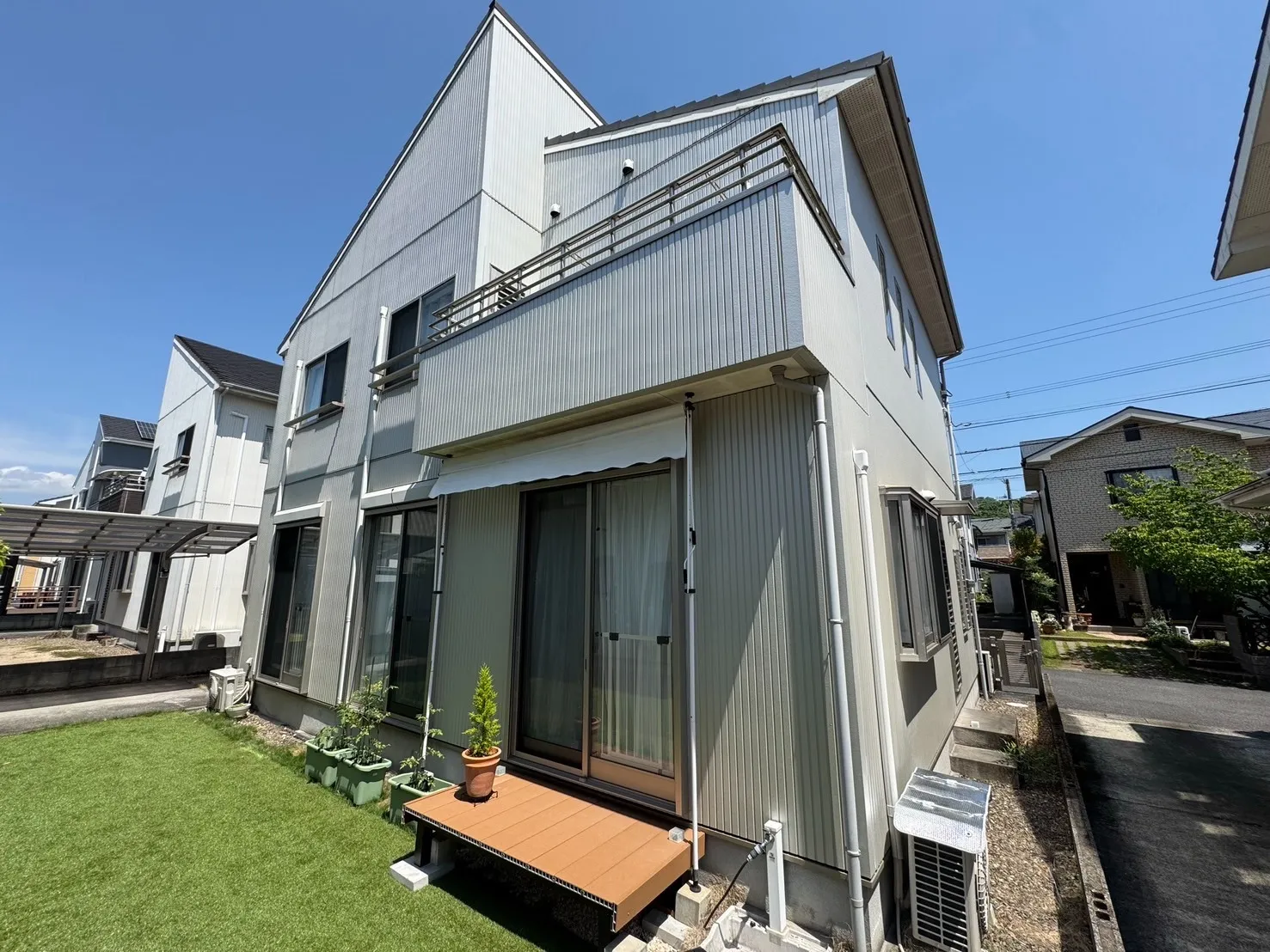 【由布市】2色のシックカラーで新築級に!外壁塗装リフォーム事例