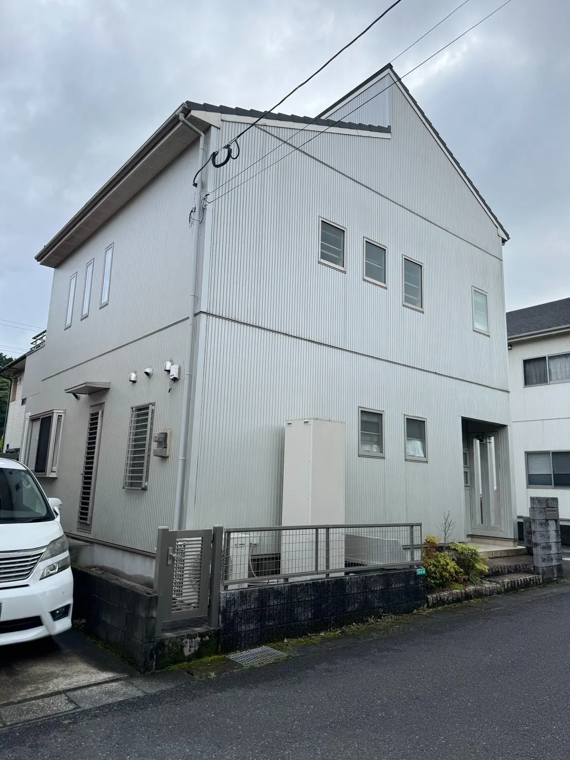 【由布市】2色のシックカラーで新築級に!外壁塗装リフォーム事例