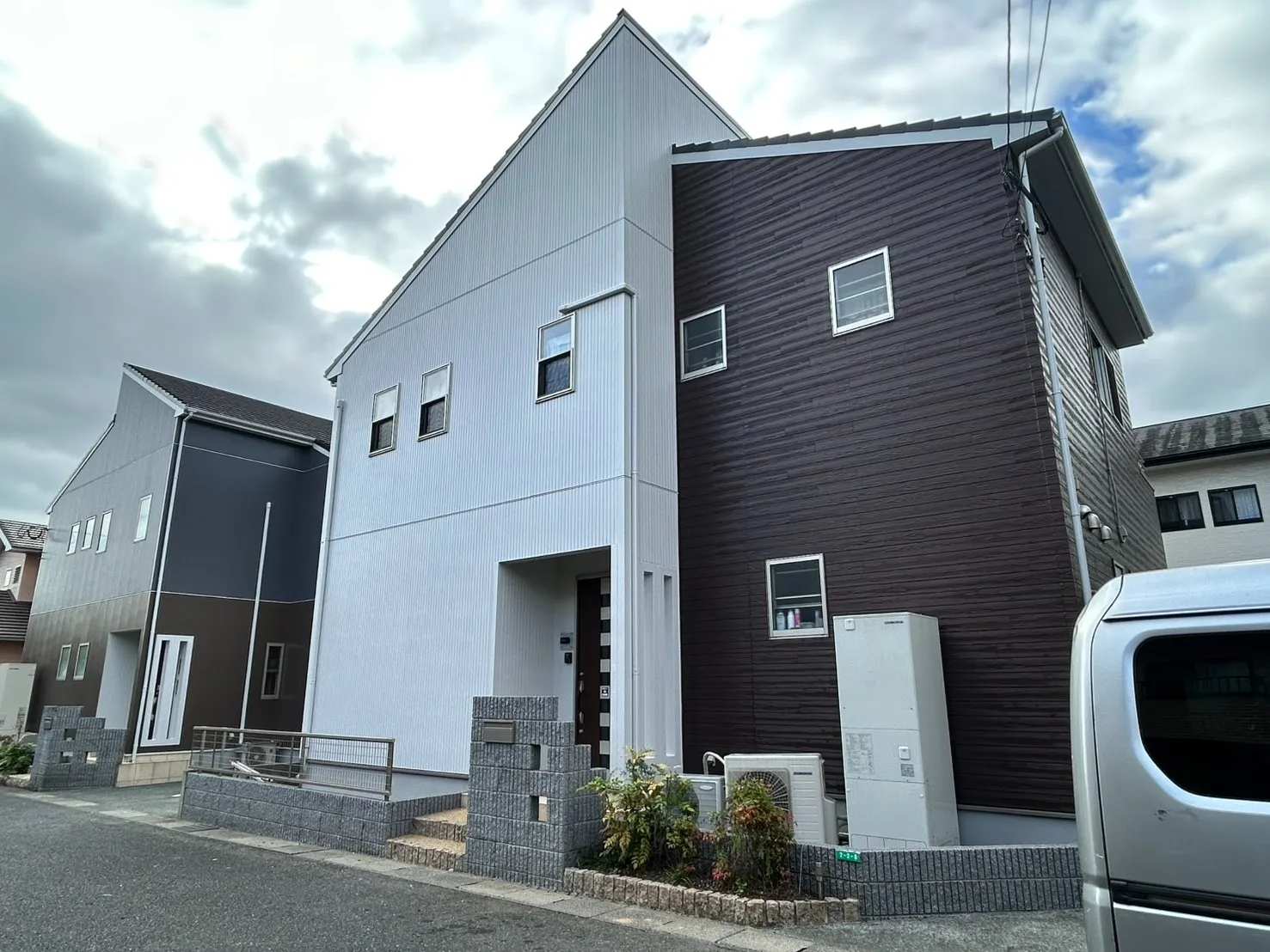 🏠【由布市の住宅】白×ダークブラウンの映える外壁に✨