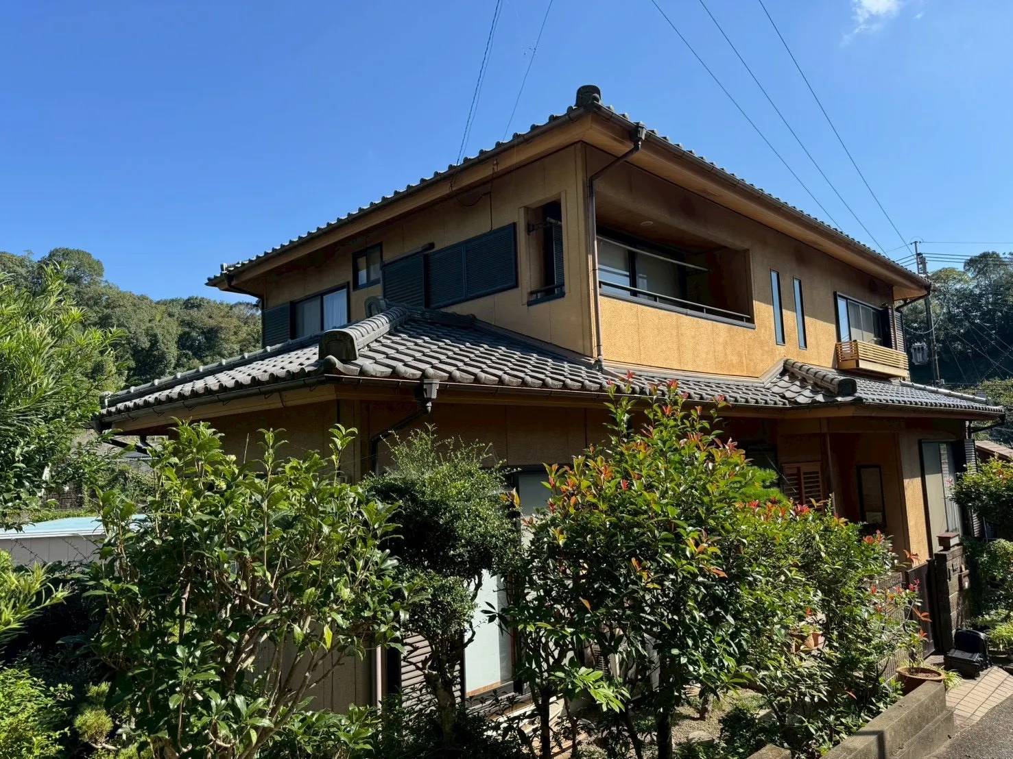竹田市で屋根・外壁塗装工事が完工しました！ 外壁・付帯部を丁寧に塗装し、落ち着きのある温かみのある外観へリニューアル。建物の美観だけでなく、防水性・耐久性の向上にもつながる施工事例をご紹介します🏠✨