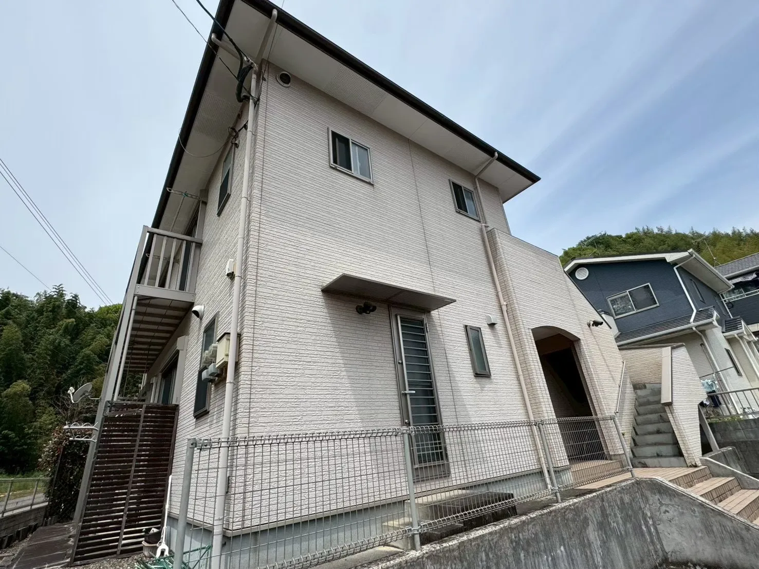 【由布市】屋根カバー・外壁塗装工事が完了しました!白×ブラウンで重厚感のある外観へ🏠✨