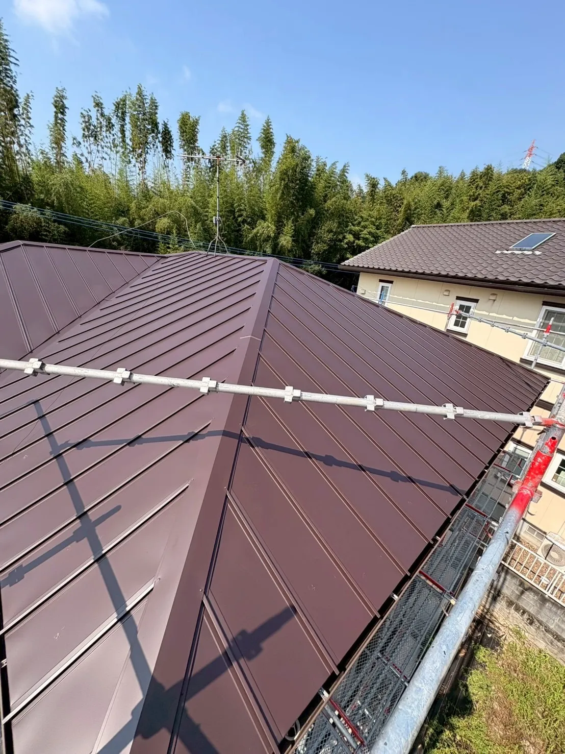 【由布市】屋根カバー・外壁塗装工事が完了しました!白×ブラウンで重厚感のある外観へ🏠✨