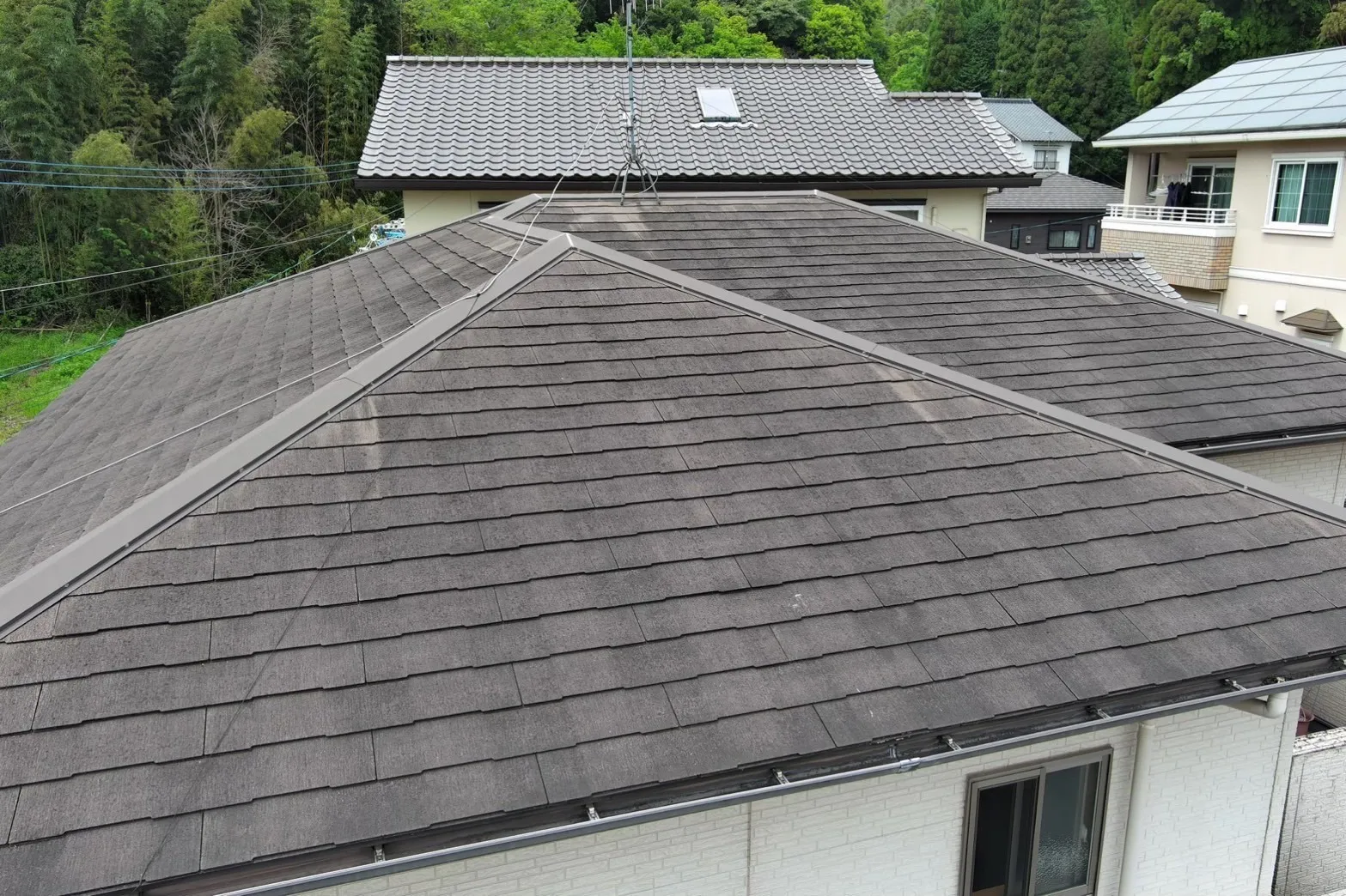 【由布市】屋根カバー・外壁塗装工事が完了しました!白×ブラウンで重厚感のある外観へ🏠✨