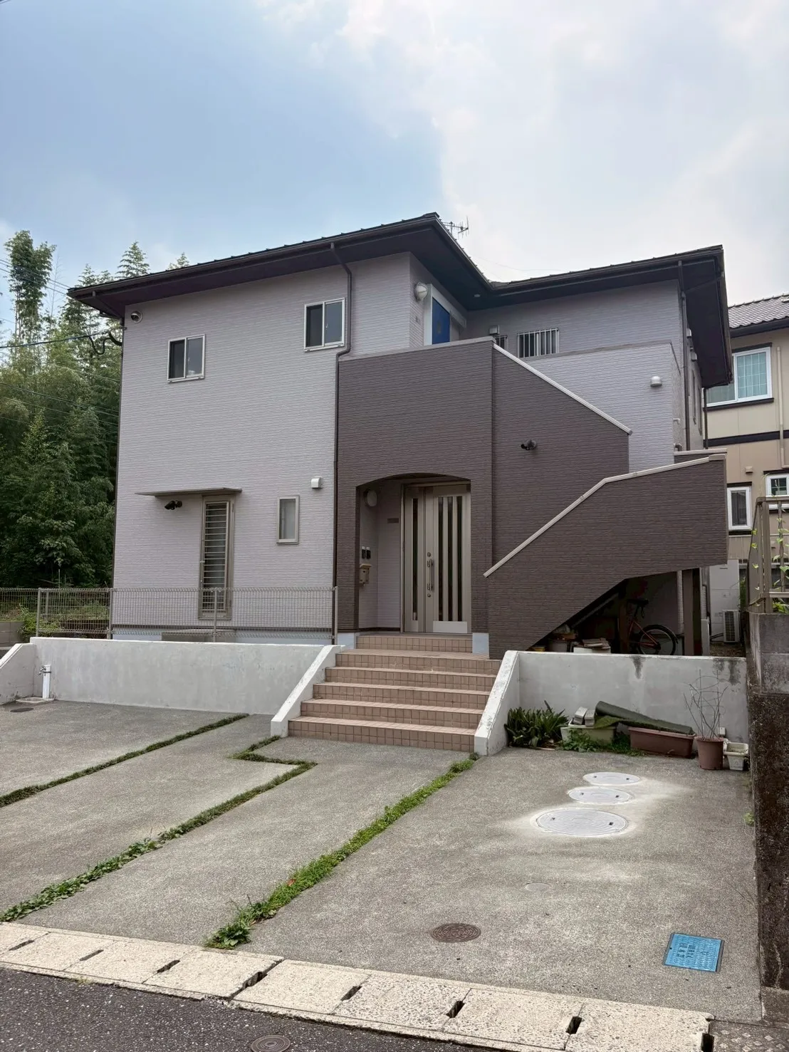 【由布市】屋根カバー・外壁塗装工事が完了しました！白×ブラウンで重厚感のある外観へ🏠✨