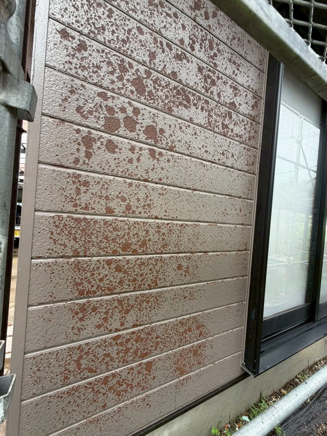 【大分】大手メーカーで塗装後わずか1年で外壁に膨れが発生⚠️｜下地処理から再塗装を実施🏠✨