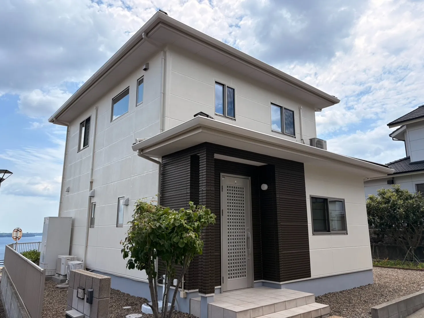 【別府市】白×ブラウンで上品な外観へ｜外壁塗装の施工事例🏠✨