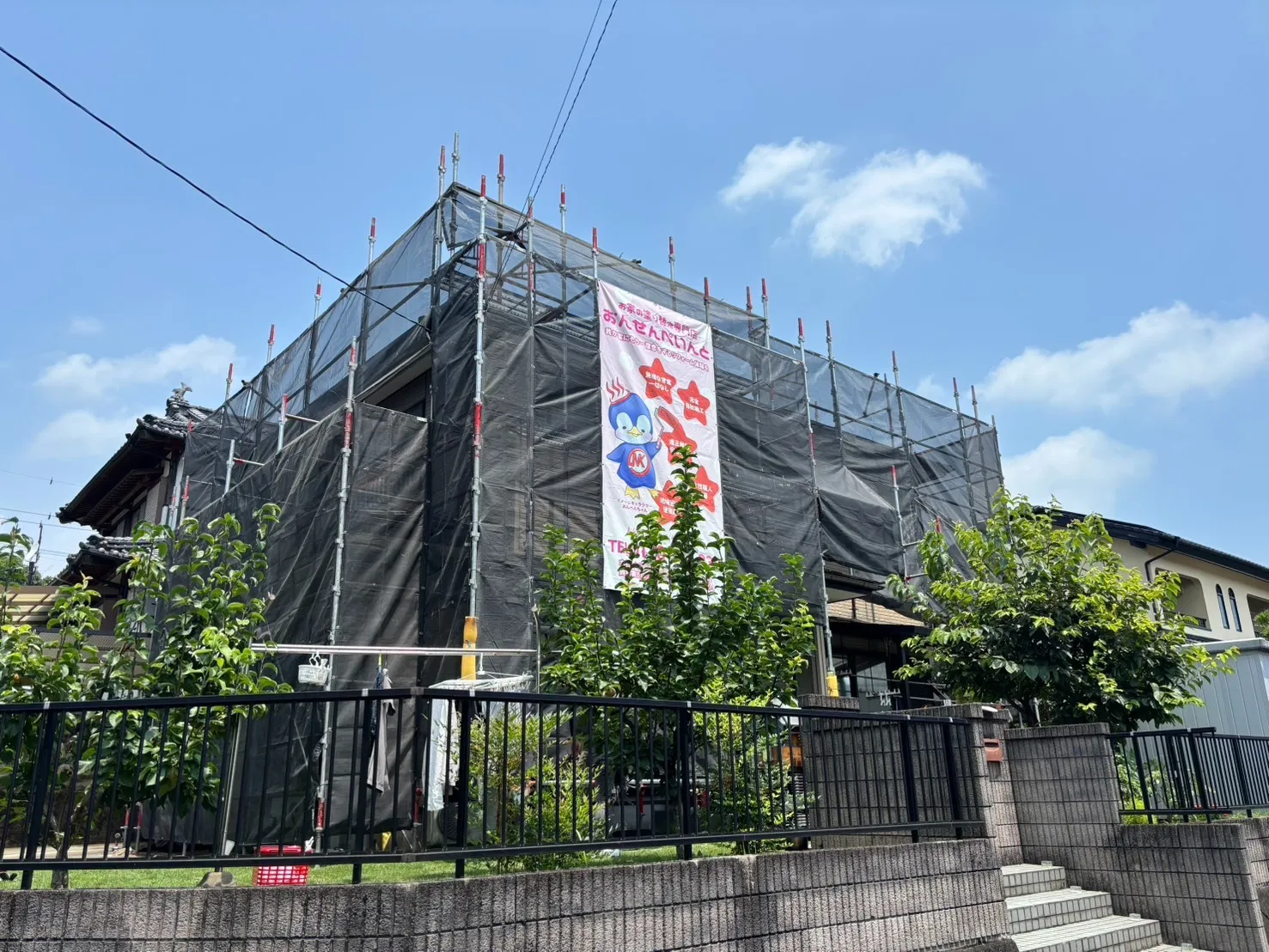 【竹田市】高圧洗浄・シーリング工事が完了!屋根の上塗りと外壁の養生作業中です🏠✨
